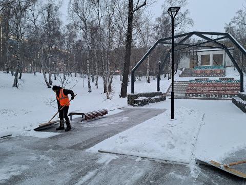В Иркутске устраняют последствия ночного снегопада