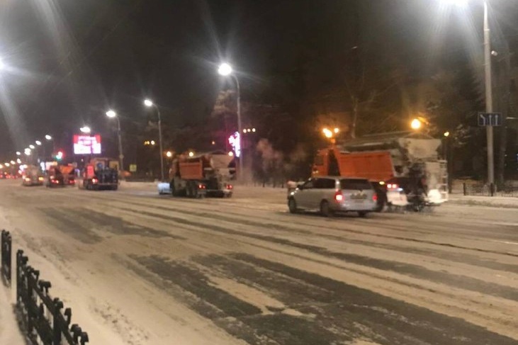 За сутки с городских улиц вывезли 200 тонн снега