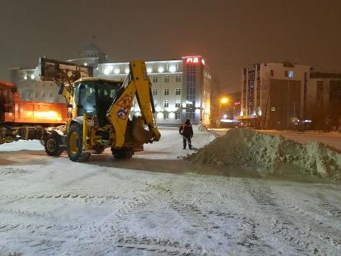 Всю ночь дорожные службы Иркутска расчищали улицы от снега