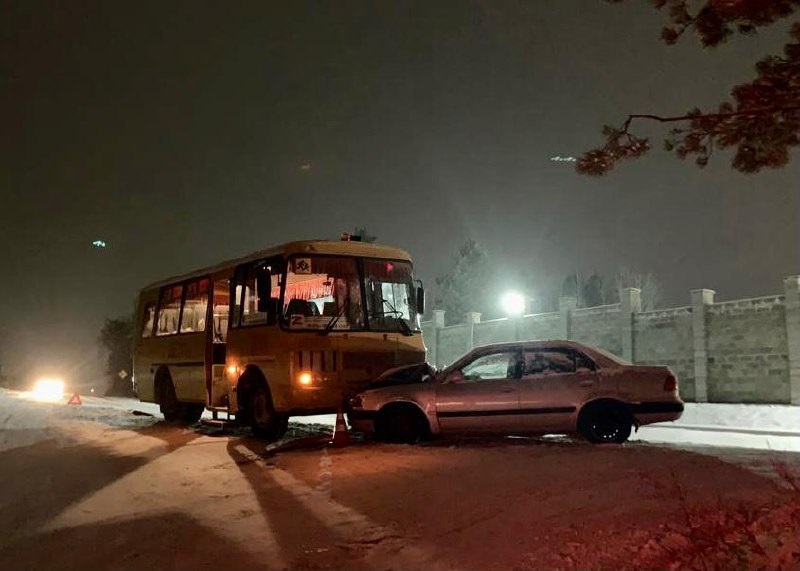 Школьный автобус и Toyota Corolla столкнулись в поселке Маркова Иркутского района