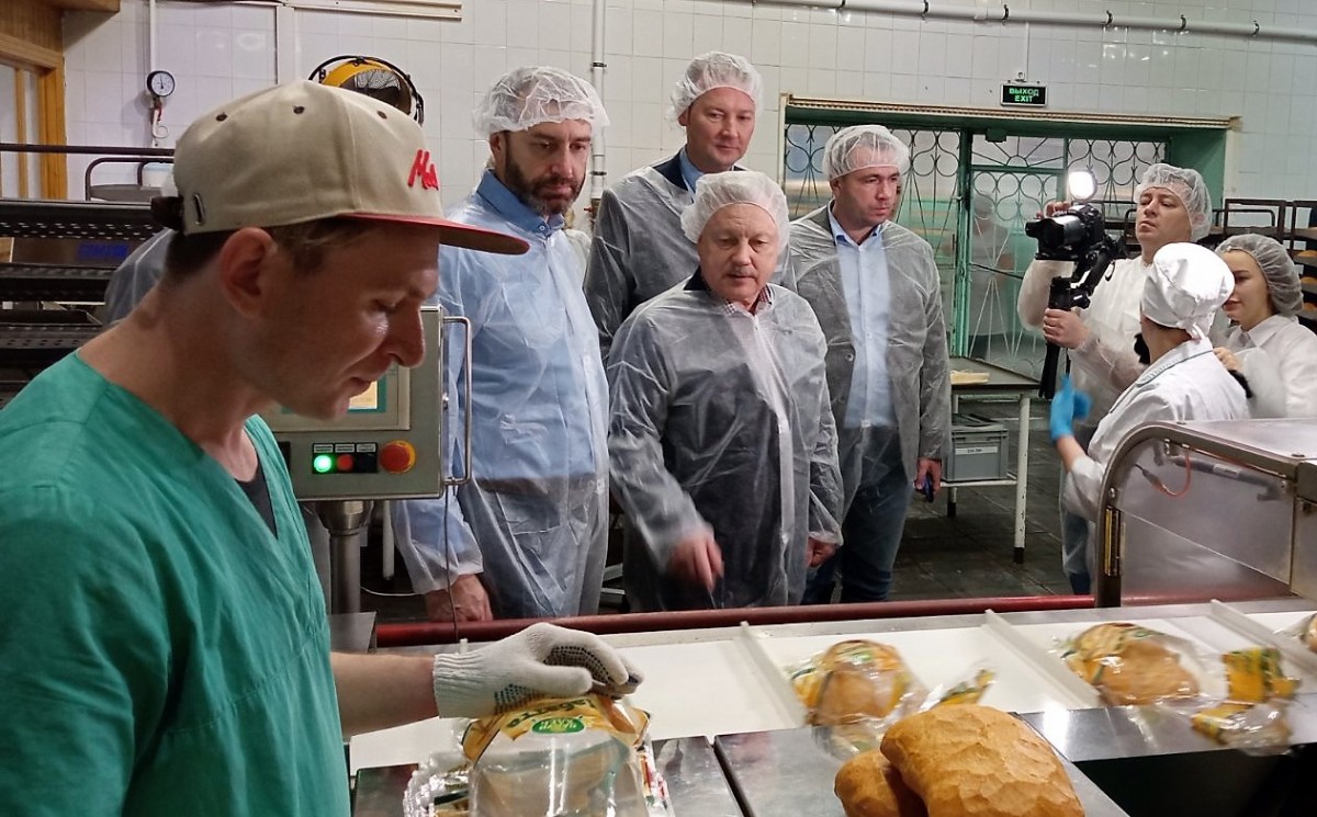 Депутаты Законодательного собрания посетили хлебозавод в Братске
