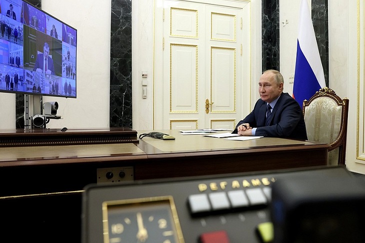 Президент России в режиме видеоконференции провел открытие новой школы в Тулуне