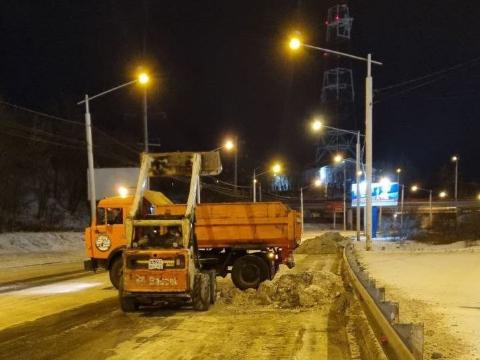 Более 100 единиц техники устраняют последствия снегопада в Иркутске
