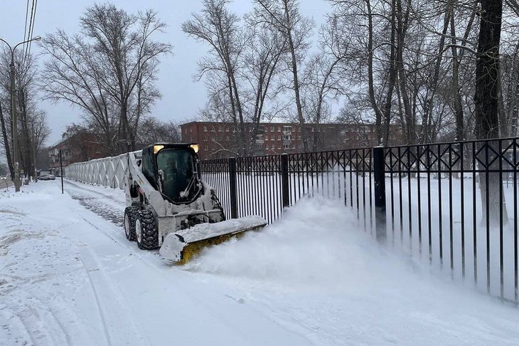 100 единиц техники расчищают улицы Иркутска от снега