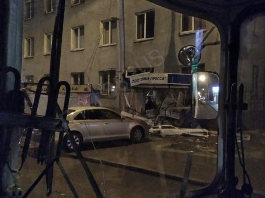 Водитель иномарки впечатал киоск в стену общежития в Иркутске