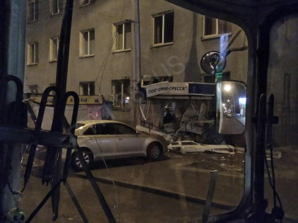 В Иркутске в полночь водитель иномарки снёс киоск «Оми-пресса» на Волжской