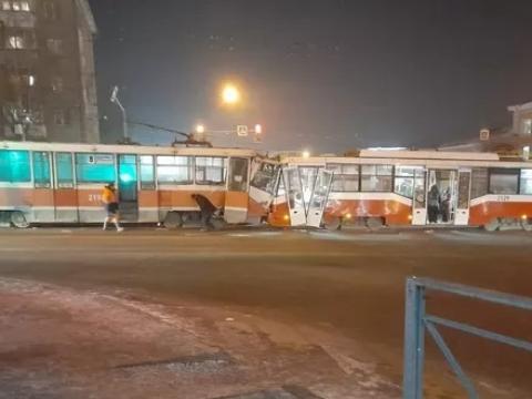 В аварии двух трамваев в Новосибирске пострадали 16 человек