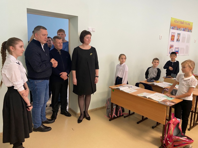 Школу №14 в Тайшете посетил губернатор Игорь Кобзев