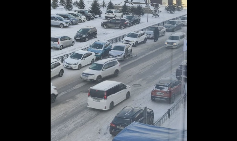 Водитель на Toyota Mark столкнулся сразу с несколькими автомобилями в центре Иркутска