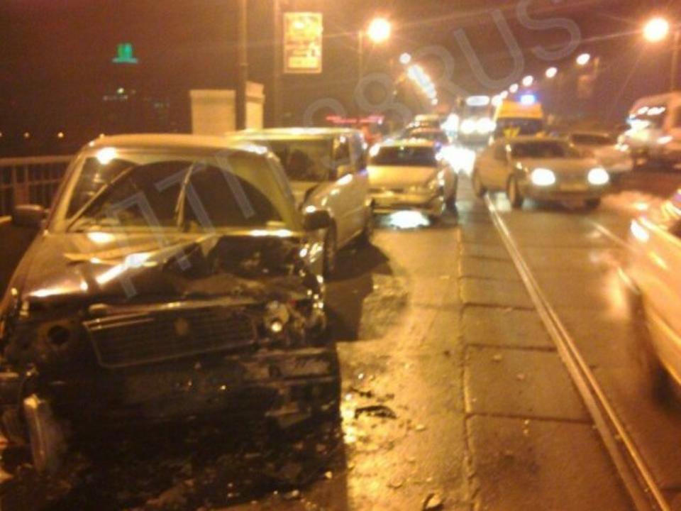 Сразу пять автомобилей столкнулись на Глазковском мосту в Иркутске