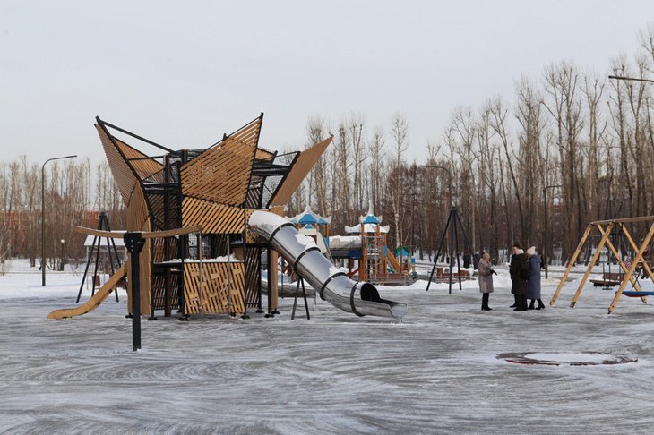 Вандалы сломали батут и качелю на детской площадке в парке Комсомольский в Иркутске