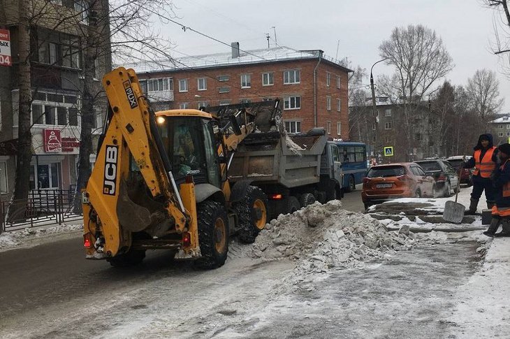 На выходных в Иркутске продолжают убирать снег на дорогах и тротуарах