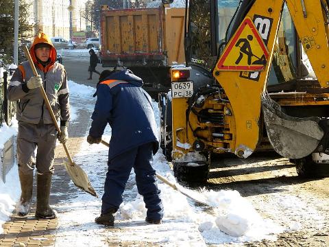 В Иркутске усилена работа по уборке дорог и тротуаров