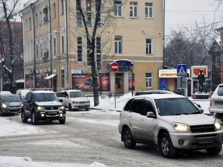 Автомобилисты встали в девятибалльные пробки на дорогах Иркутска утром 5 декабря