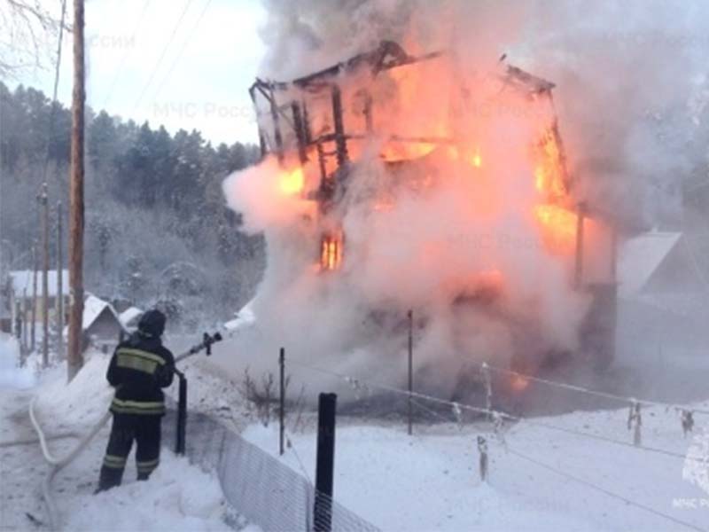 Двоих мужчин спасли на пожарах в Иркутской области в выходные