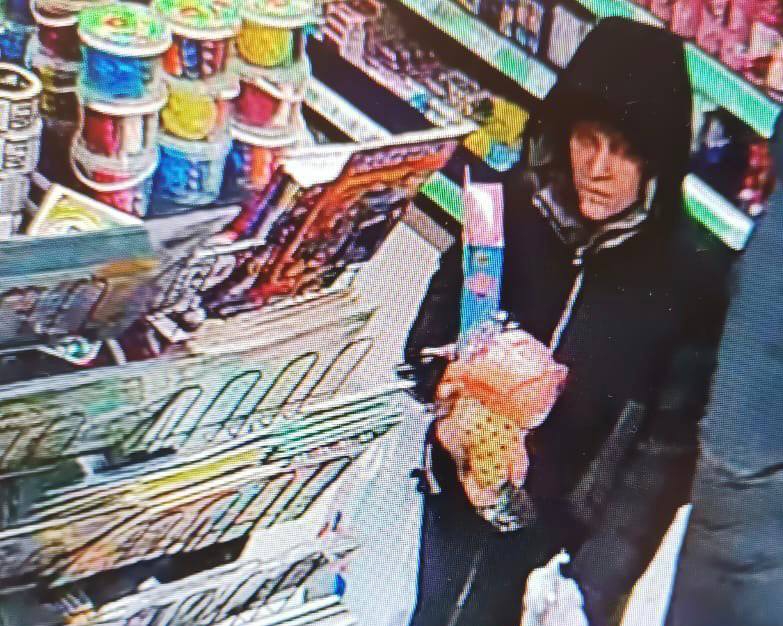 Полиция Братска ищет женщину, которую подозревают в оплате товаров с чужой банковской карты