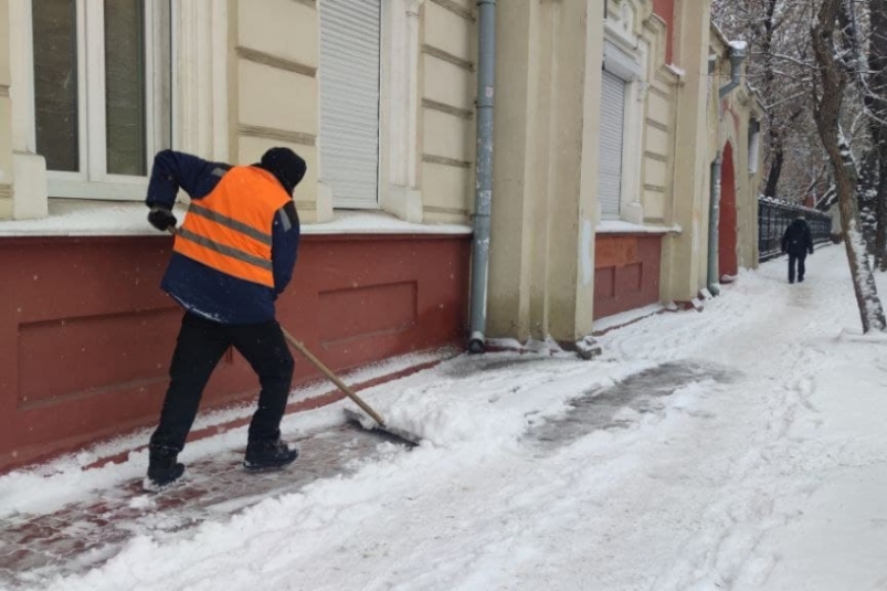 200 дворников занимаются уборкой придомовых территорий от снега в каждом округе Иркутска