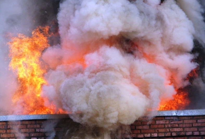 Два автомобиля эвакуировали из горящего гаража в Хомутово Иркутского района