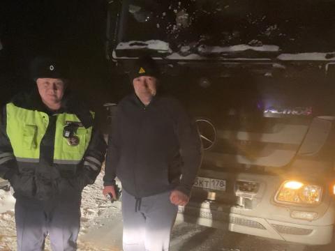 В Приангарье полицейские спасли застрявшего в 30-градусный мороз дальнобойщика
