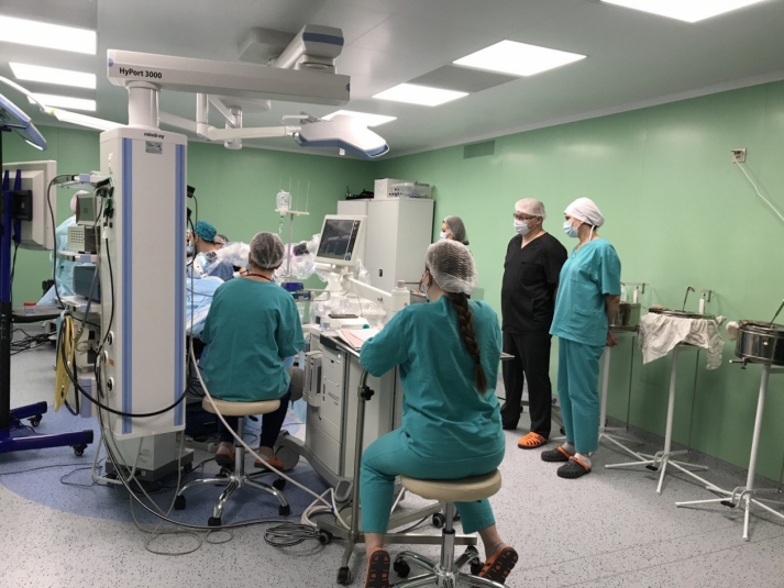 В Иркутской областной детской больнице начали проводить операции с помощью роботизированнной хирургической системы "Versius"