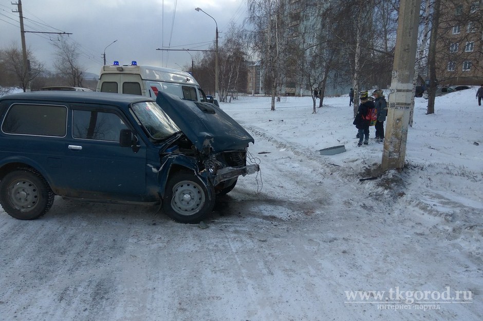 Автомобиль «Нива» врезался в световую опору в Братске
