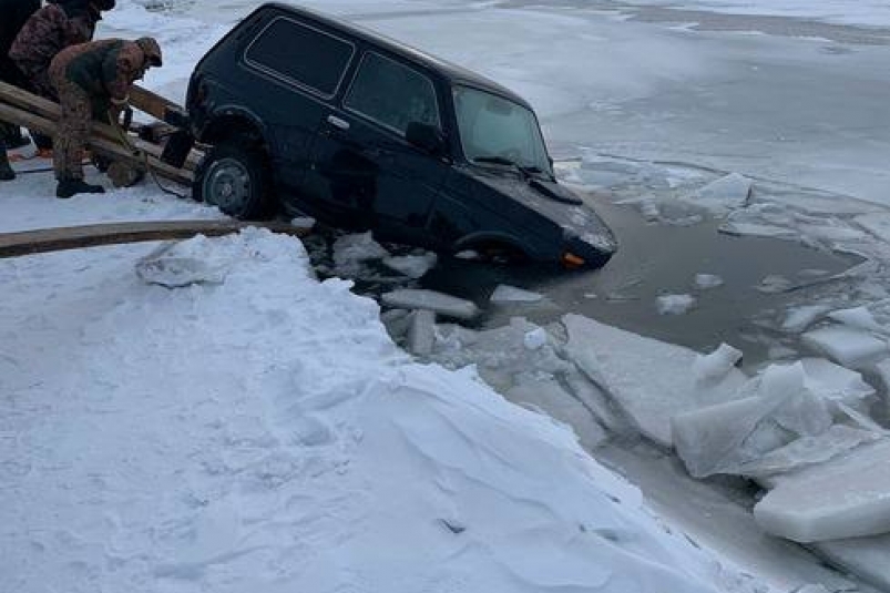 "Нива" частично провалилась под лед Братского водохранилища в Иркутской области