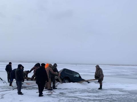 Автомобиль провалился под лед на Братском водохранилище