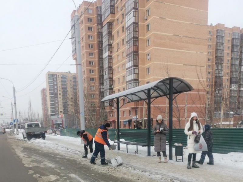 100 единиц техники и более 300 человек продолжают расчищать от снега тротуары и пешеходные зоны в Иркутске