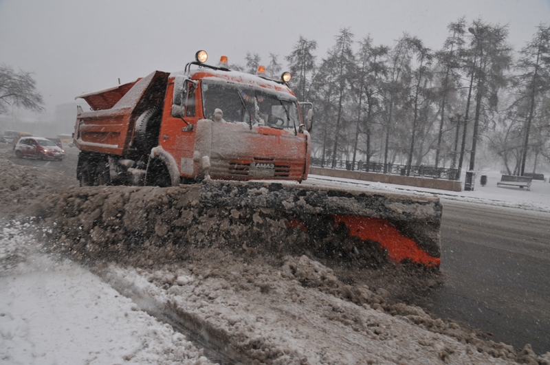 Спецтехника чистит улицы Иркутска от снега