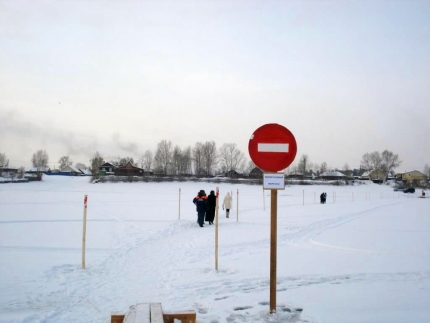 На реках и озерах Иркутской области выставили преграды против выезда автомобилей на лёд