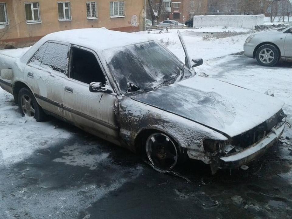 В Иркутске на улице Карла Либкнехта сожгли иномарку 1987 года