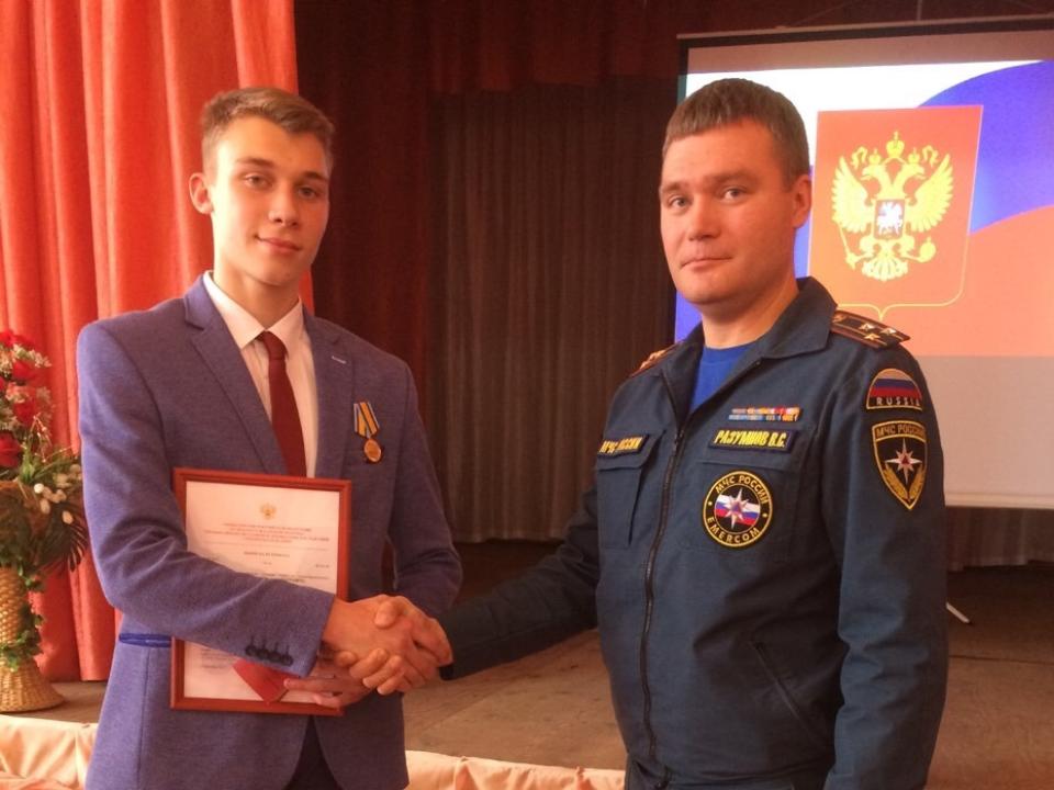 Тулунский школьник получил медаль "За спасение погибающих на водах"