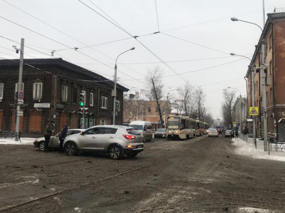 В Иркутске авария на Степана Разина парализовало движение трамваев в центре