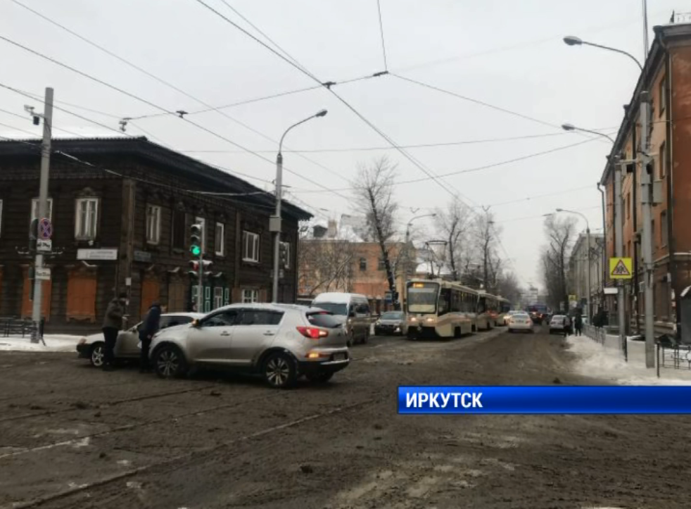 В Иркутске трамваи встали из-за аварии
