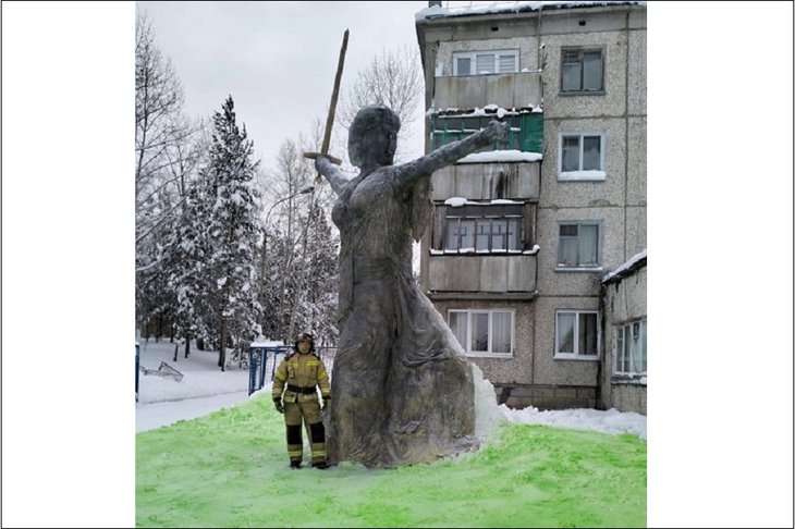 В Усть-Илимске пожарные сделали из снега фигуру «Родина-мать»