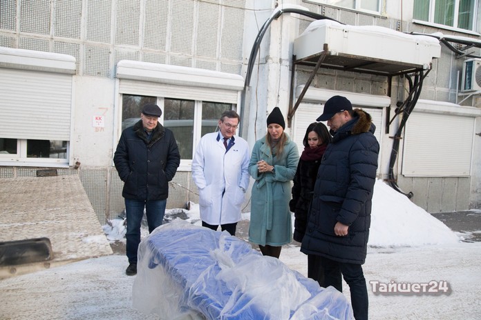 Сергей Тен передал Областной клинической больнице две многофункциональные тележки-каталки