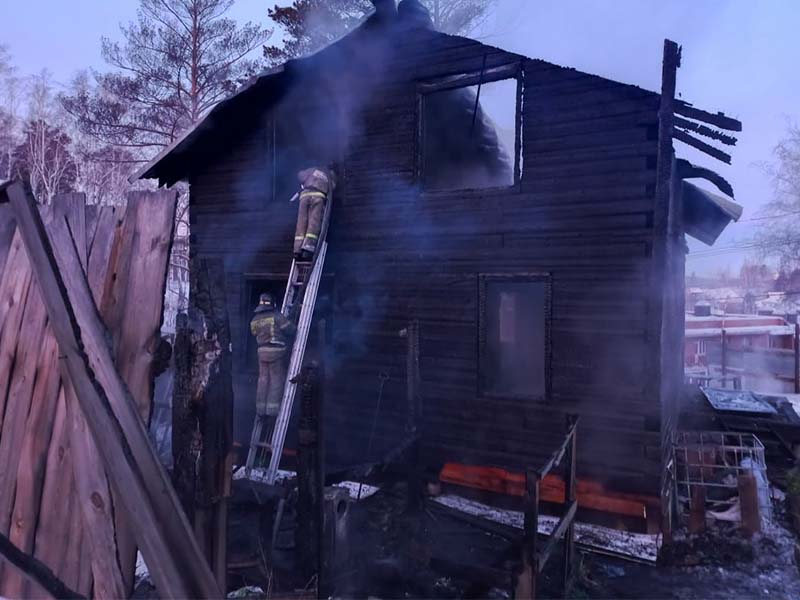 Руководство прокуратуры работает на месте пожара с гибелью троих детей под Иркутском
