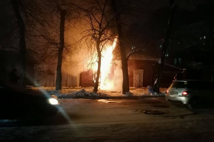 Вечером 29 декабря на Киевской в Иркутске горел частный деревянный дом