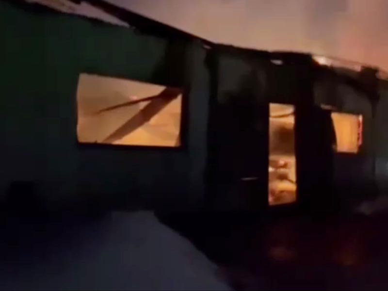 Здание СТО горело в Усолье-Сибирском на площади 400 квадратных метров