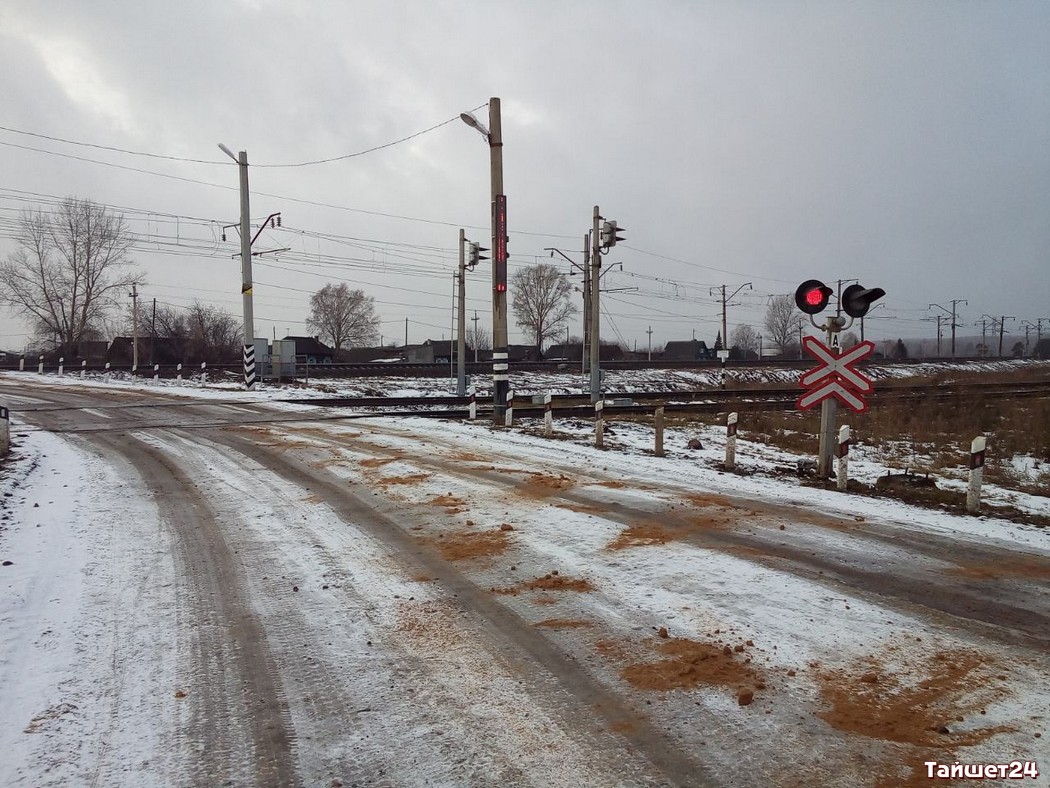 В Юртах «Москвич» столкнулся с грузовым поездом