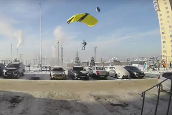 Мужчина спрыгнул с парашютом с крыши 16-этажного дома в Иркутске