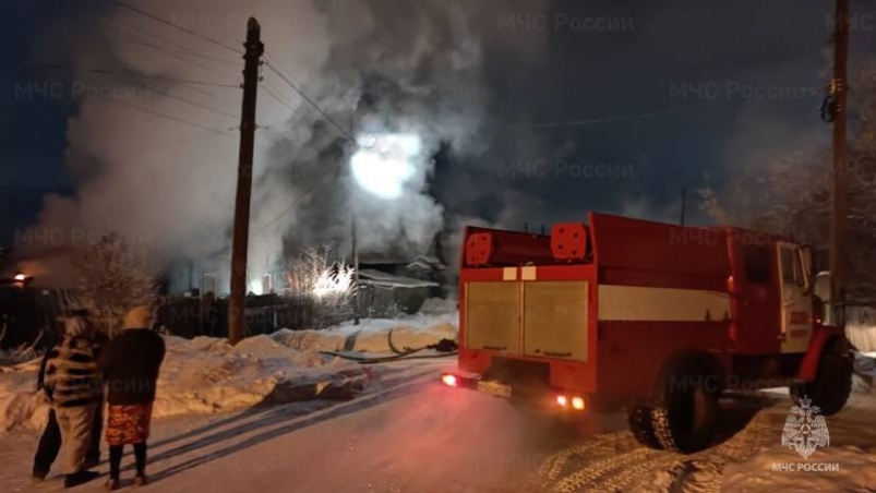 Двое человек погибли на пожаре в деревянном доме в Мегете в Иркутской области