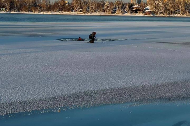 Двое подростков провалились под лед на Ангаре в Иркутске