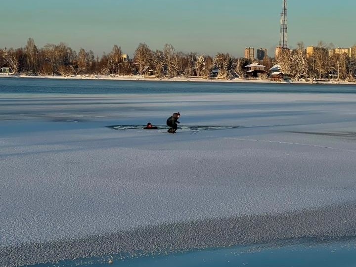 В Иркутске подростки провалились под лед на Ангаре недалеко от спортпарка «Поляна»