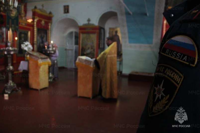 Сотрудники МЧС организуют дежурство в храмах Прибайкалья в Рождество