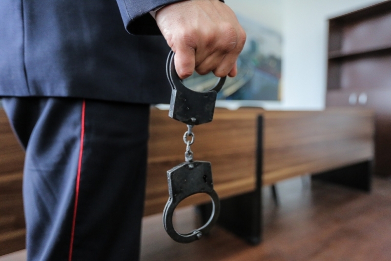 Полицейские задержали жителя Иркутской области с пакетом наркотиков