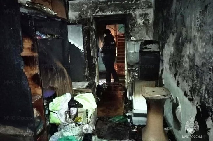 Пожарные эвакуировали 64 человека из горящего дома на Байкальской утром 9 января