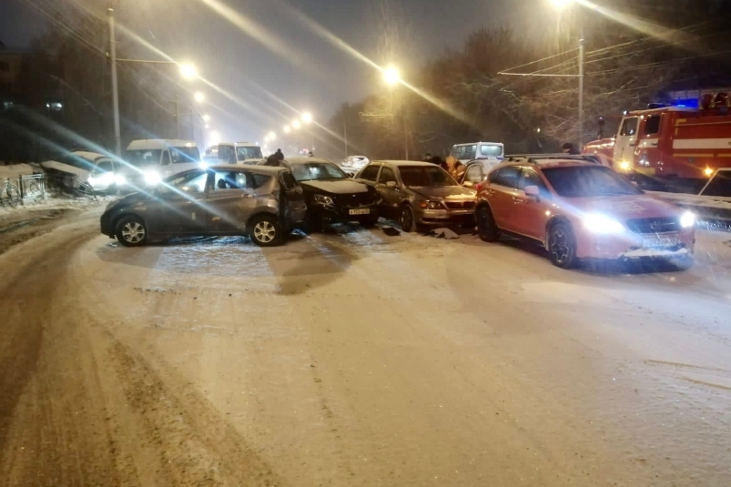 Шесть автомобилей и маршрутка столкнулись на улице Байкальской в Иркутске