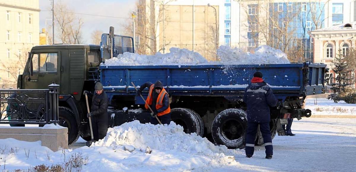 Дорожные службы Иркутска перевели на усиленный режим работы из-за снегопада