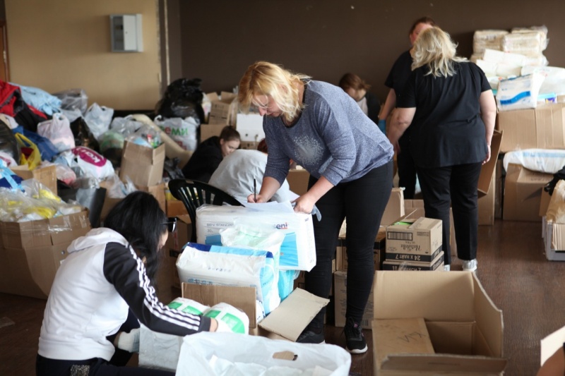 Сбор гуманитарной помощи продолжается в Иркутске
